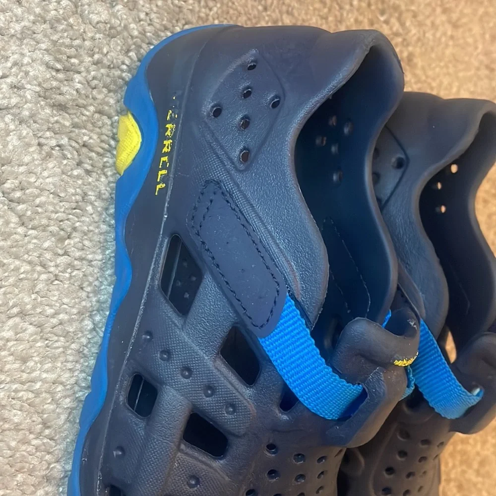 Boys Merrill swim shoes blue size 3